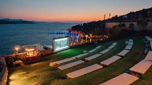 Pull-down outdoor projector screen setup